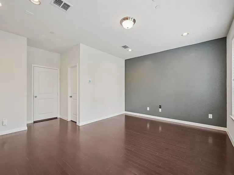 3934 Amberwood Dr — Photo 8