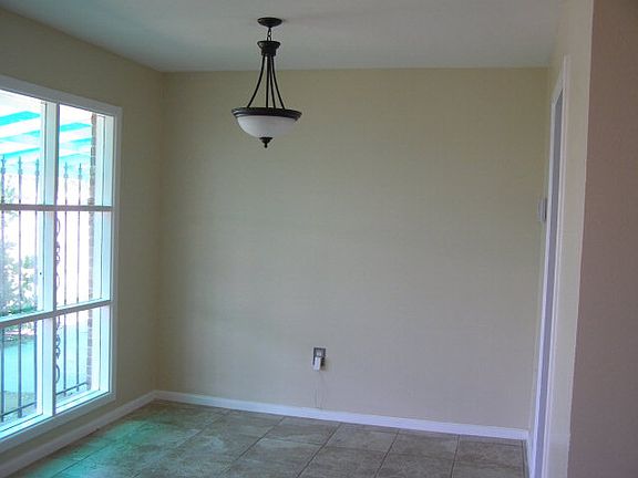 3rd image of 2803 Redwood Dr