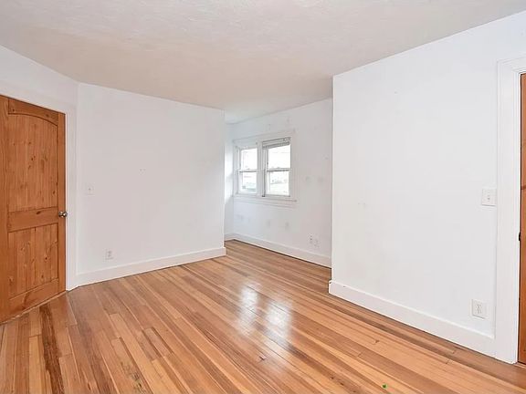 4th image of 246 Roger Williams Ave