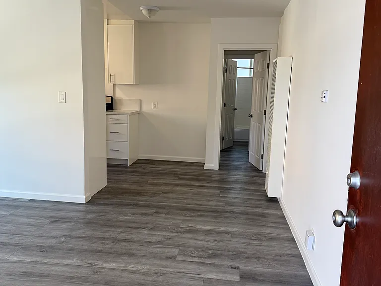 1705 Thayer Ave — Photo 3