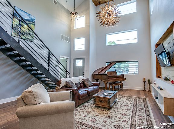 5th image of 132 Rehmann St