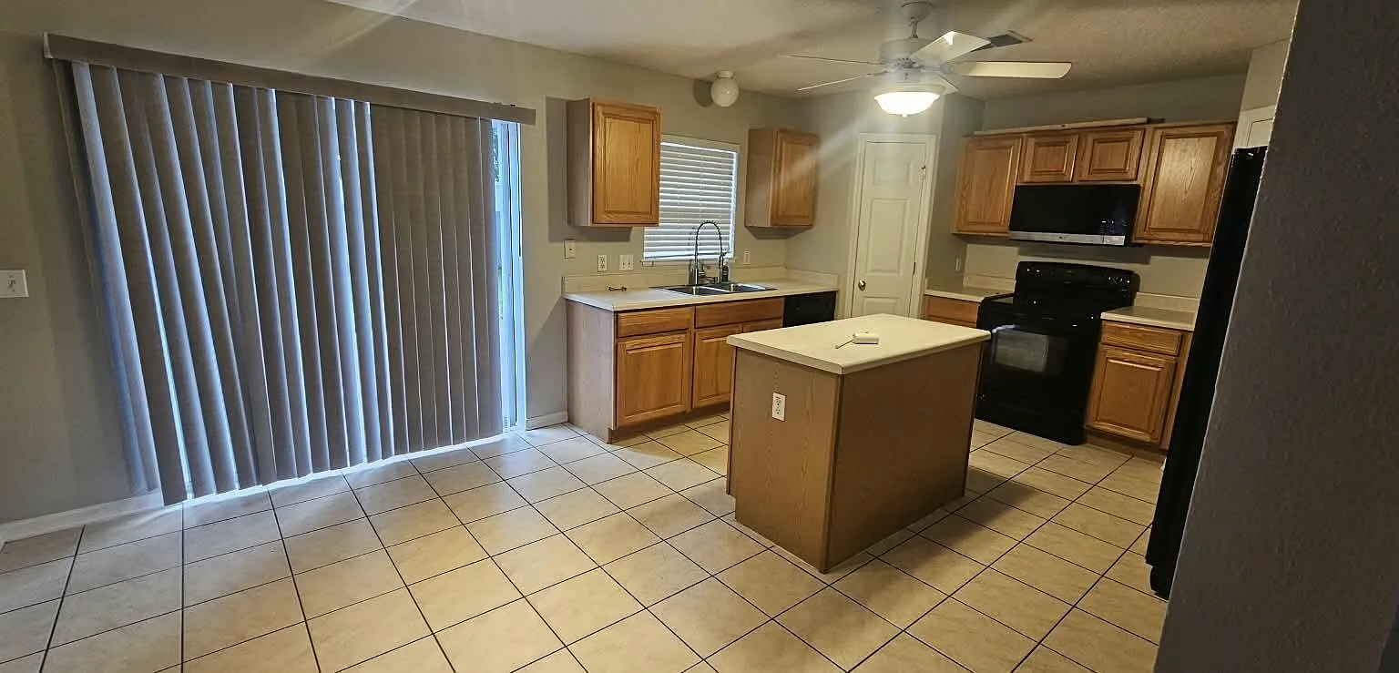 4 bed, 2.5 bath, 2200 sqft, $2,300 — Photo 3
