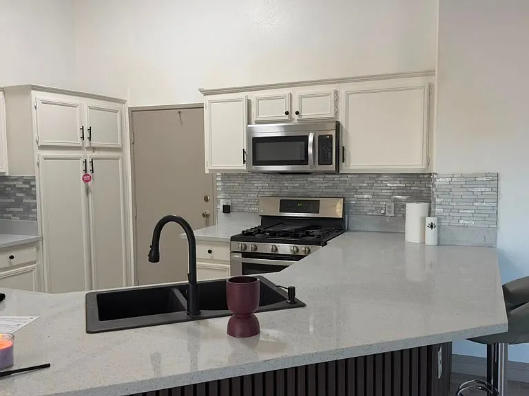 2050 Los Feliz St #102 — Photo 12
