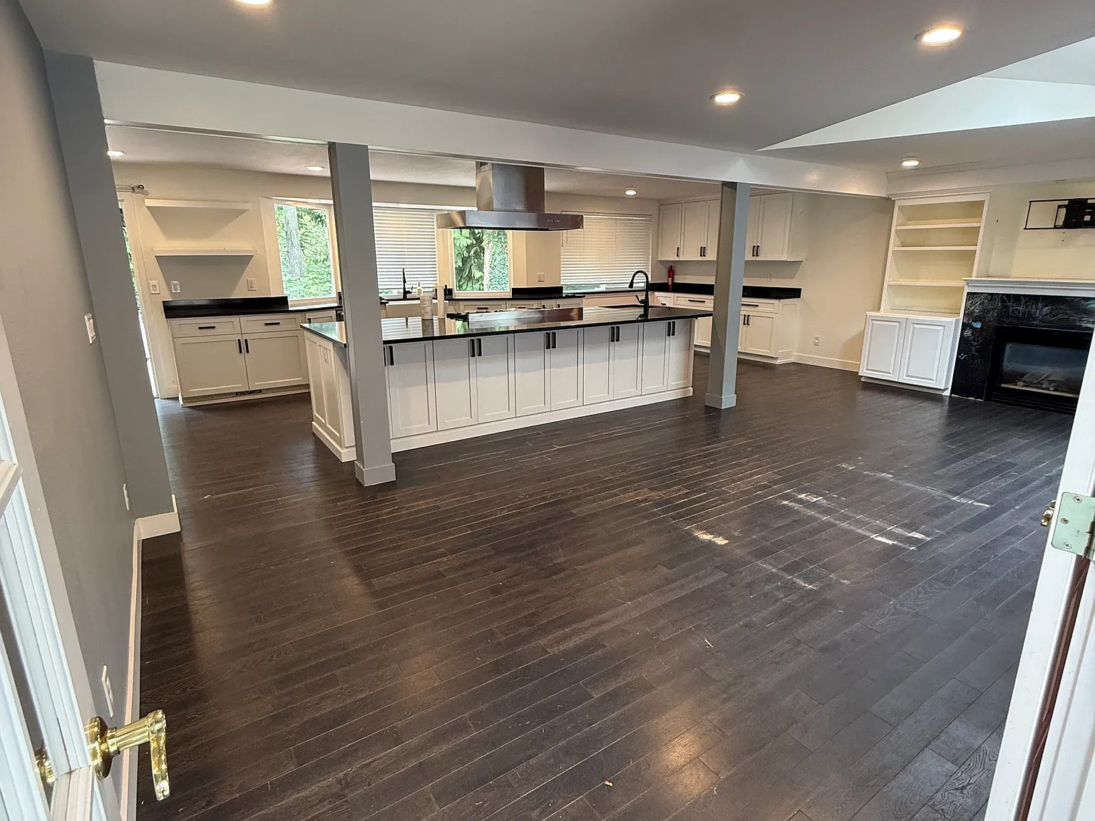 3 bed, 1934 sqft, $4,299 — Photo 4