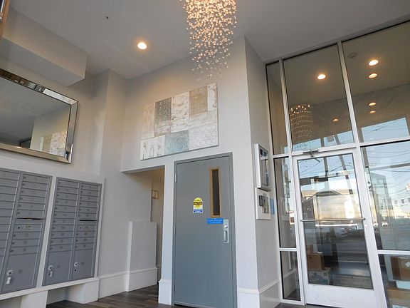 Front Entry & Mail Boxes