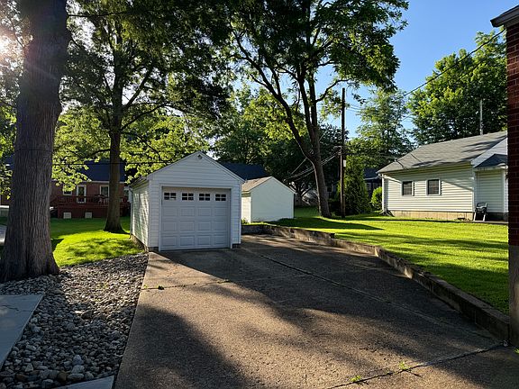 4th image of 1018 Curran Ave
