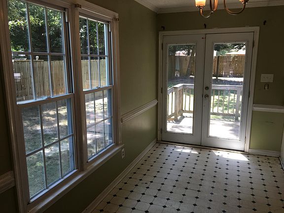 Breakfast area of kitchen, sunny & bright, walk out to deck