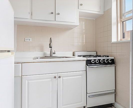 5th image of 67-25 Clyde St APT 6P