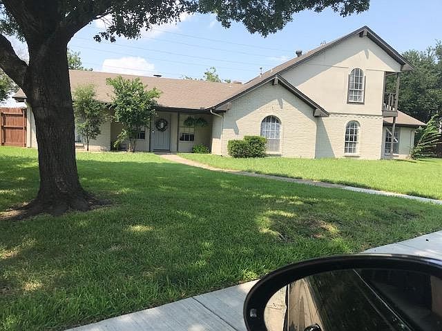 Exterior pic. Rental is the 2 story side.