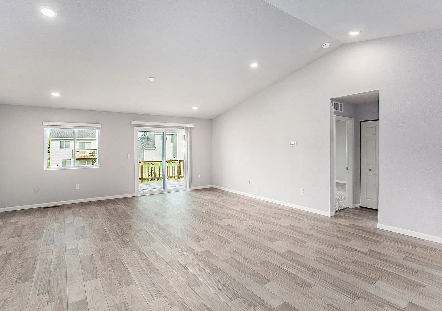 1 Month FREE Rent! Applied to Your First Full Month. Terms & Conditions Apply. — Photo 4