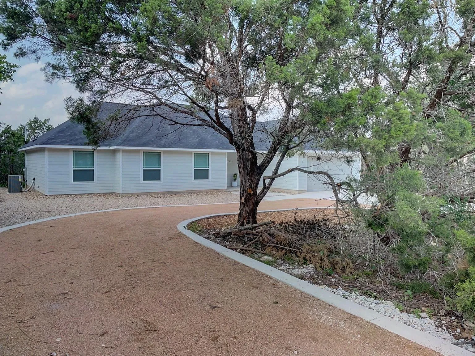 4 bed, 2.0 bath, 2005 sqft, $2,500 — Photo 2