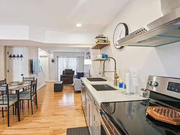4th image of 207 Clay St