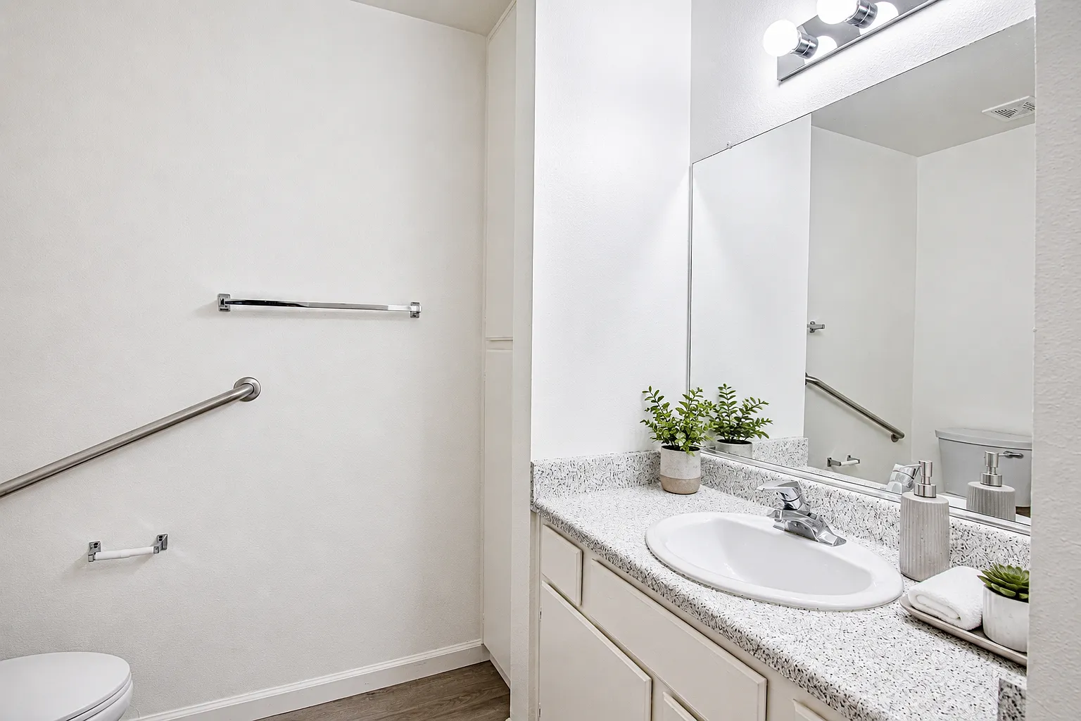 2 bed, 620 sqft, $1,660 — Photo 2