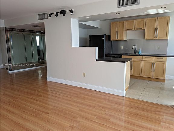 3rd image of 18021 Biscayne Blvd APT 1701