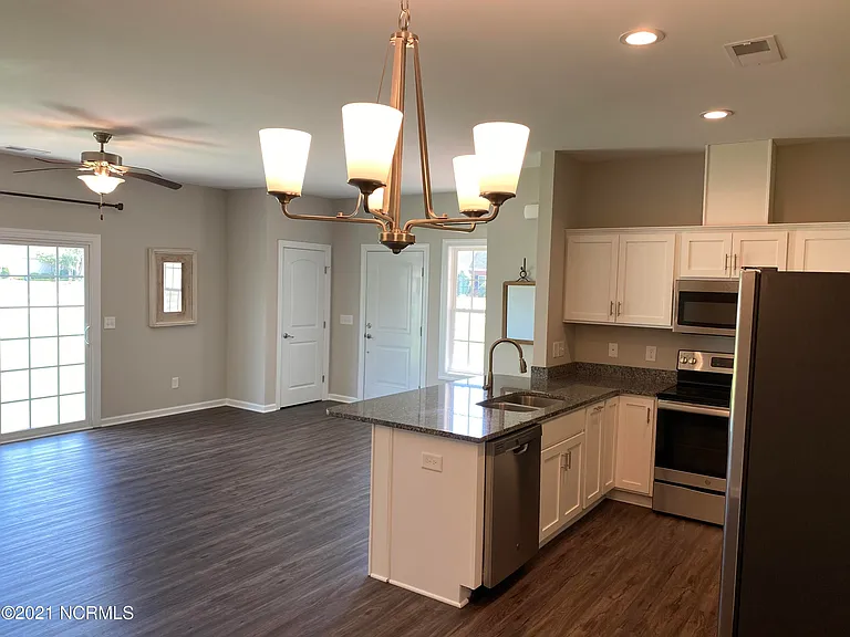 2064 Briarwood Dr — Photo 4