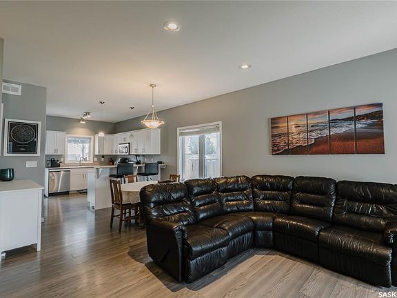 3rd image of 714 Sutter CRESCENT
