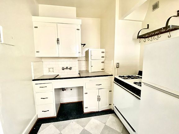 5th image of 1930 Whitley Ave #109