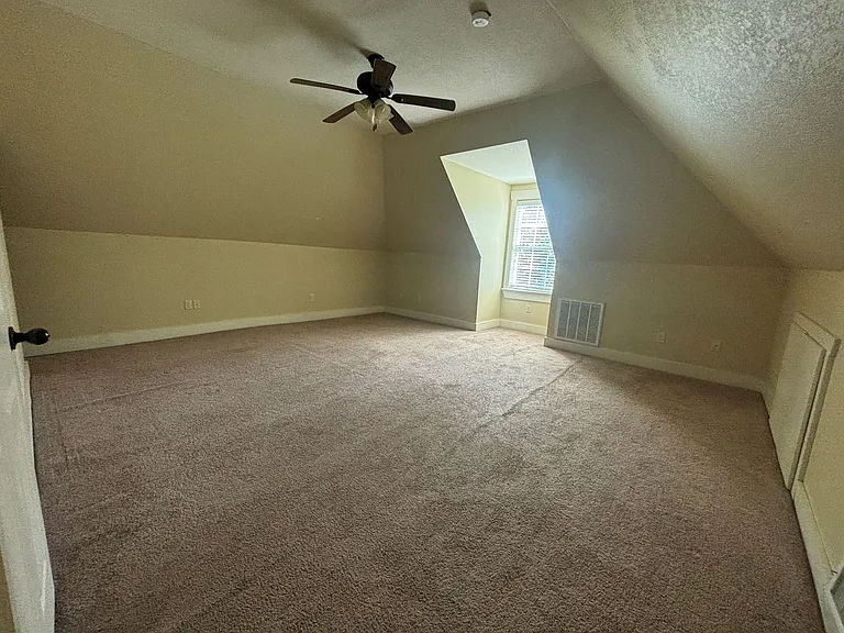 320 S Oak St — Photo 17