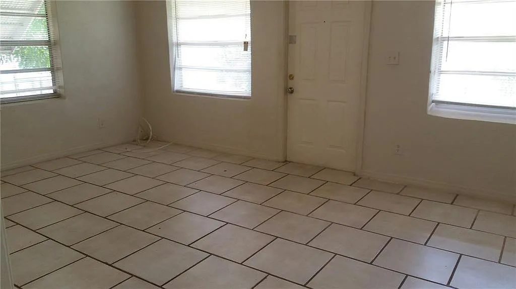 Studio, 1.0 bath, 400 sqft, $1,200 — Photo 2