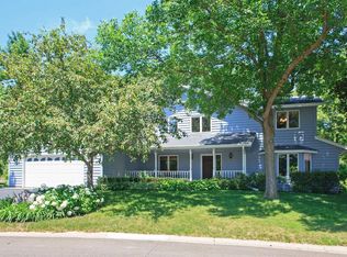 887 Park Knoll Dr, Eagan, MN 55123