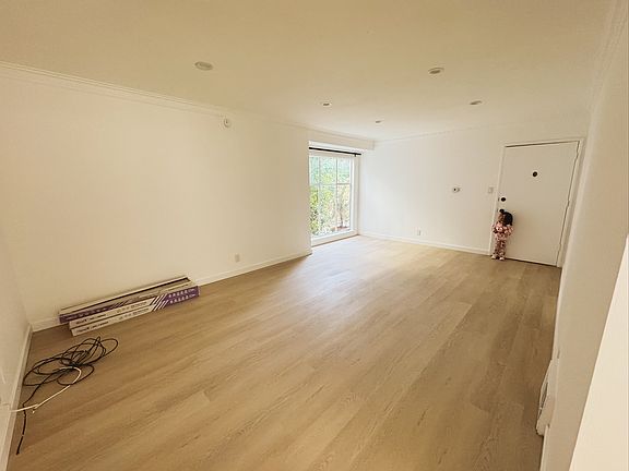 2nd image of 211 San Vicente Blvd #10