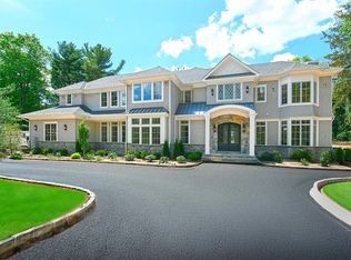 3 Woodhollow Ln, Glen Head, NY 11545