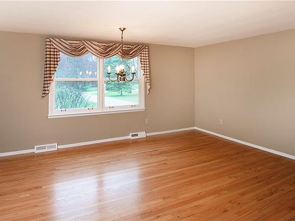 4th image of 174 Lakeview Ln