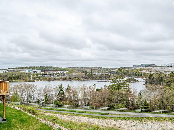 2nd image of 33 Flatrock Cres