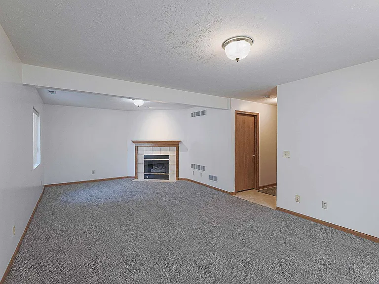 5400 S 32nd St — Photo 26