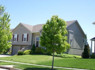 905 Wyndham Dr, Lansing, KS 66043
