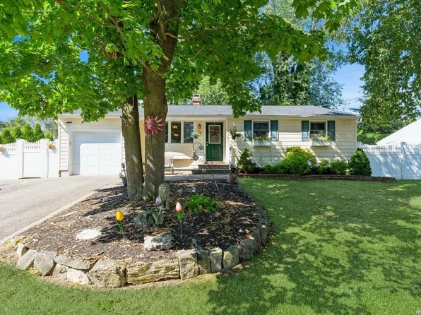 (undisclosed Address), Centereach, NY 11720