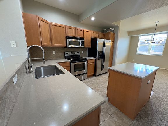 Kitchen (Not-retouched/Staged)