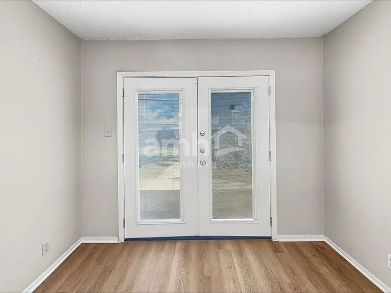 7659 Chatsworth — Photo 5
