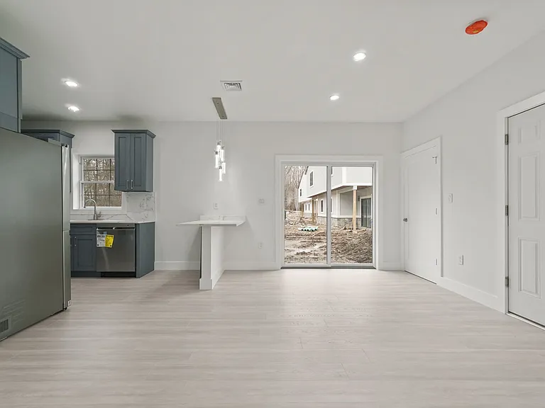 419 Frances Ln #B — Photo 3