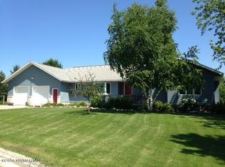 310 Oakdale Ct, Warroad, MN 56763