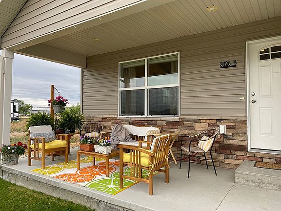 Front porch - Unit B