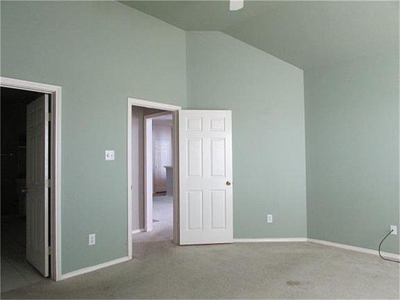 5th image of 2822 Creek Bend Dr