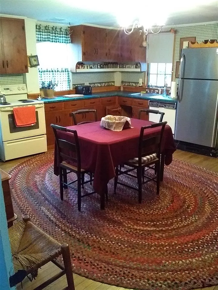 4 bed, 3.0 bath, 2200 sqft, $3,000 — Photo 2
