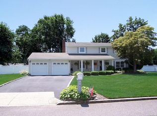 16 Galleon Ln, East Setauket, NY 11733