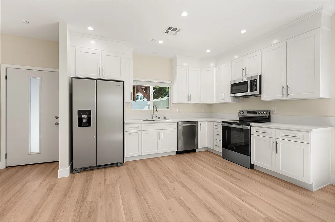 2 bed, 810 sqft, $3,100 — Photo 4