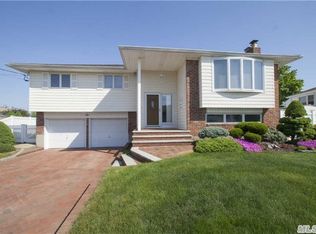 6 Burns Ln, Massapequa, NY 11758