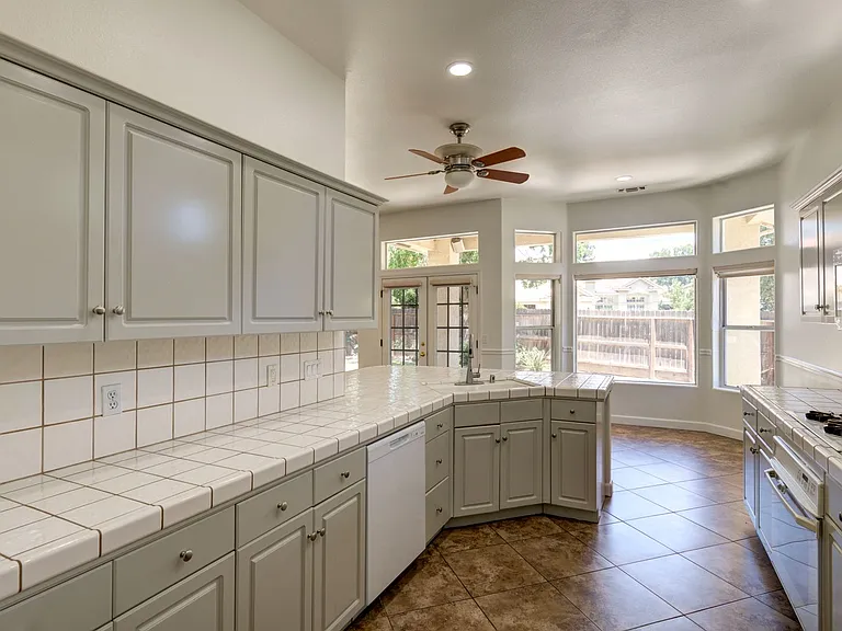 5508 W Bluff Ave — Photo 12