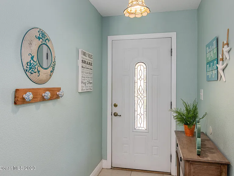 187 Jamaica Dr — Photo 3