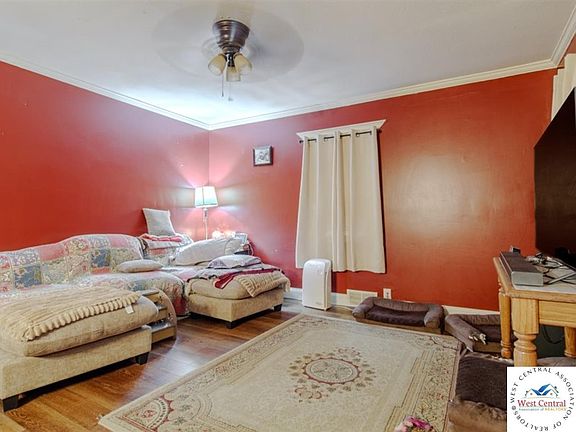 4th image of 103 E Myrtle St