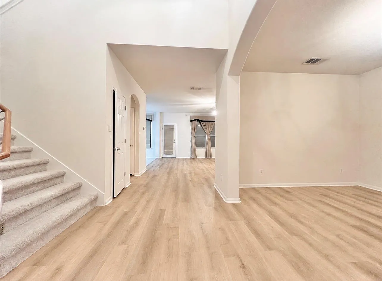 4 bed, 2.5 bath, 2416 sqft, $2,045 — Photo 4