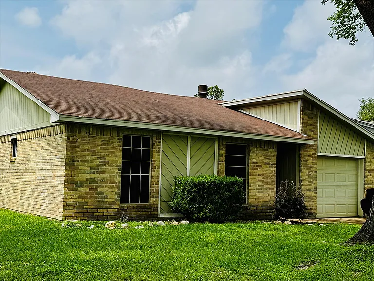 17118 Amber Ridge Dr — Photo 2