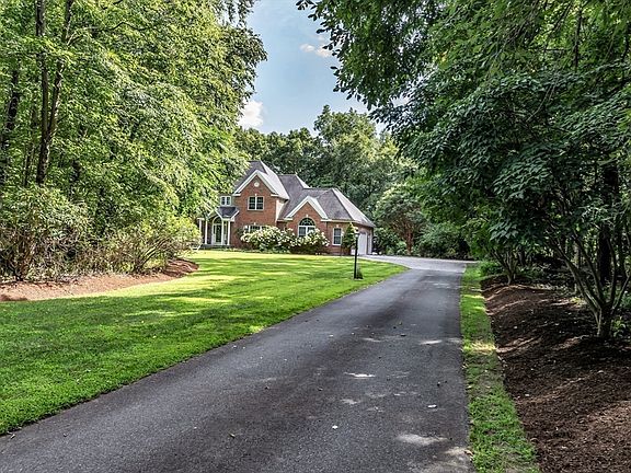 5th image of 52 Goodnow Ln