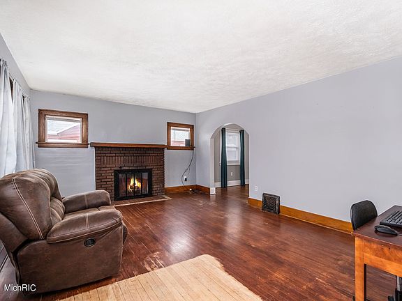4th image of 37 Pleasant Ave