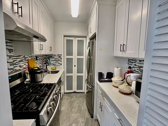 4th image of 142-05 Roosevelt Ave #528