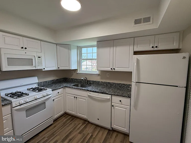 4515 Rosemarie Dr — Photo 8